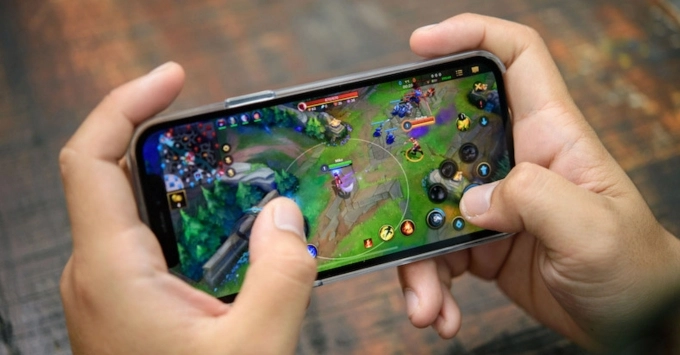 iPhone 13 cũ chạy đa nhiệm với các ứng dụng như PUBG Mobile, Zalo, và YouTube.